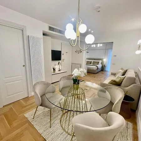 Luxury Apartment *