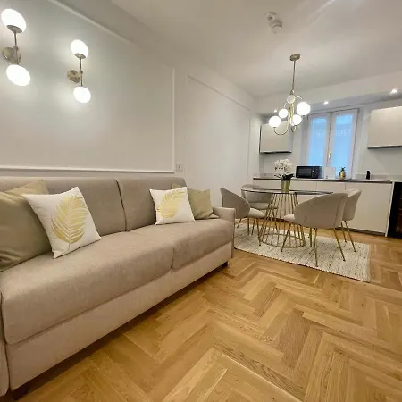 Luxury Apartment *