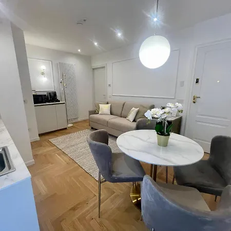 Luxury Apartment *